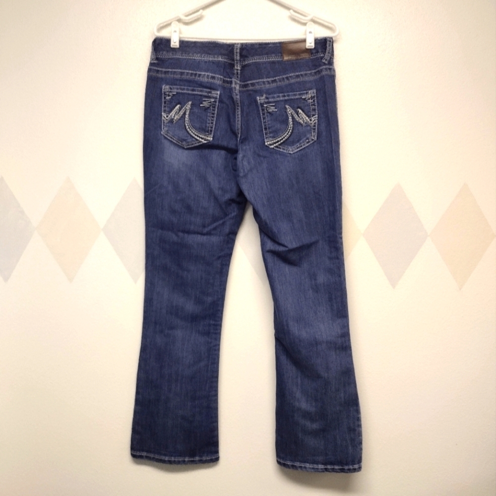 Maurices medium wash jeans with embroidered back pockets size 7/8 Short